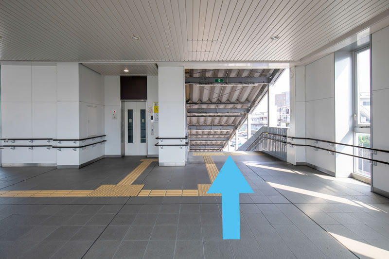 02.エレベーターもしくは階段で1階に下がります。