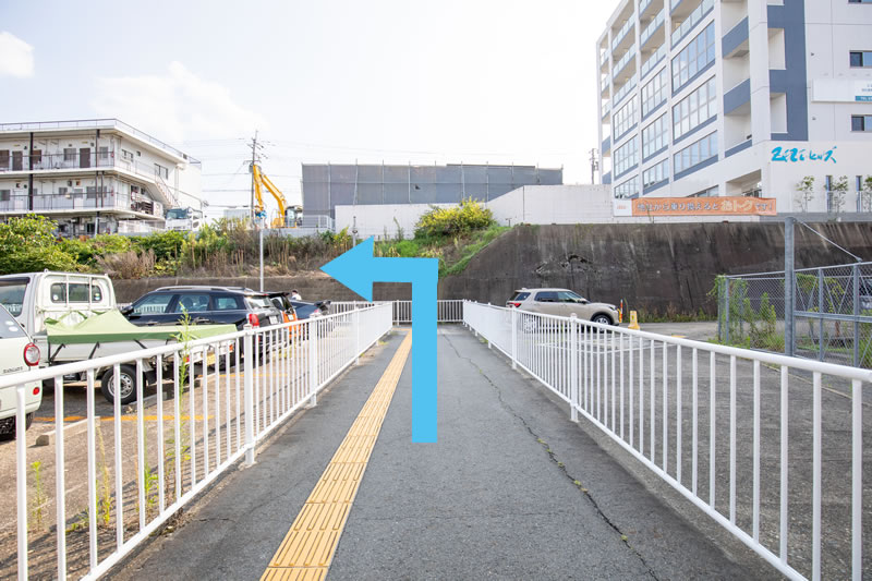 04.左に曲がります。