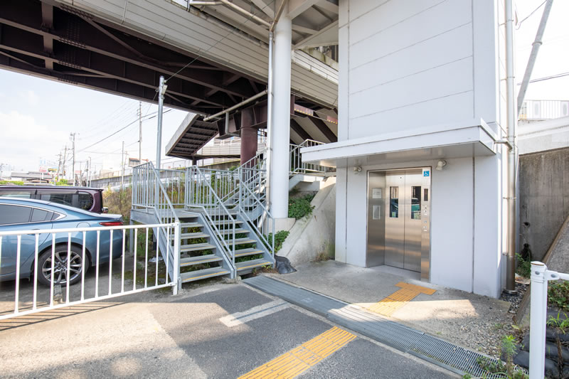 05.エレベーターもしくは階段で2階に上がります。