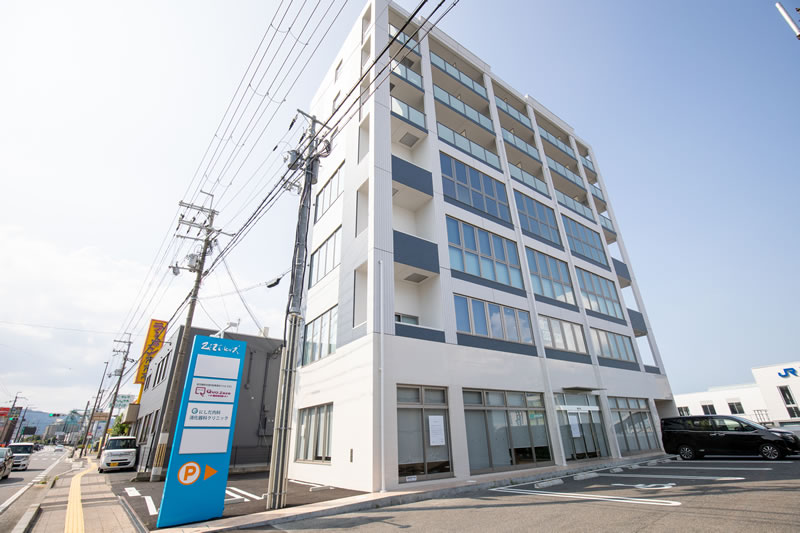 07.右手にクリニックが入っている建物がございます。