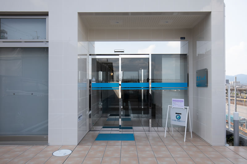 08.建物の奥、エントランスから2階へお上がりください。